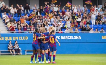 Las jugadoras del FC Barcelona celebran un gol.