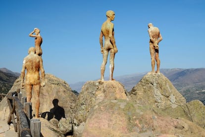 Cuatro esculturas humanas miran hacía la V que traza el río Jerte a su paso por el pueblo de El Torno. Las figuras, con la mirada perdida, representan a los olvidados de la Guerra Civil y la dictadura. El monumento, obra de Francisco Cedenilla, se inauguró en 2008 y al poco tiempo las esculturas que lo integran fueron tiroteadas; todavía conservan las ‘heridas’ de aquel ataque. Pero el monumento es sobre todo una invitación a disfrutar de la amplitud y el paisaje del valle gracias a las magníficas vistas que ofrece. Especialmente en primavera.