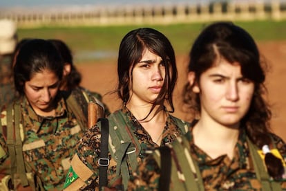 Milicianas de las YPG, este viernes en el sureste de Siria.