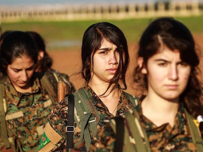 Milicianas de las YPG, este viernes en el sureste de Siria.
