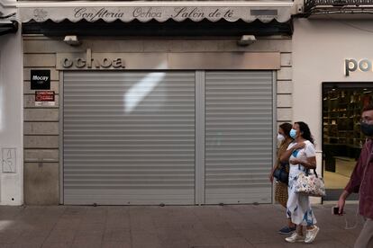 Fachada de la confitería Ochoa, en el centro de Sevilla, este jueves todavía cerrada.