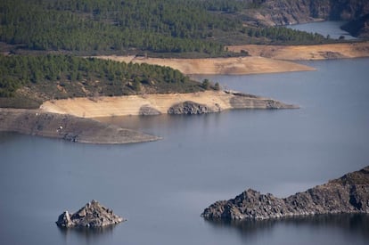 La caída del nivel de las aguas en El Atazar ha hecho aflorar rocas habitualmente ocultas.