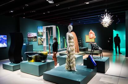 Un total de 279 obras de arte y objetos conviven y dialogan en la exposición 'Objetos de deseo. Surrealismo y diseño, 1924-2020', que explora la relación entre ambas disciplinas desde hace un siglo. Coorganizada por la Fundación La Caixa y el Vitra Design Museum, acoge piezas de colecciones y museos de todo el mundo, como la Fondazione Giorgio e Isa de Chirico, la Fundación Gala Salvador Dalí, el San Diego Museum of Art, el West Dean College, el Museo Casa Mollino, la Fondazione Achille Castiglioni, la Eames Collection LLC, el Design Museum Den Bosch y el propio Vitra Design Museum, en el que estuvo expuesta la muestra. 
En esta ocasión se podrá ver en CaixaForum Madrid  hasta el 21 de marzo, con obras de artistas como Salvador Dalí, Man Ray, Lee Miller, Giorgio de Chirico, René Magritte, Joan Miró, Marcel Duchamp o Meret Oppenheim, y de diseñadores y arquitectos como Gae Aulenti, Le Corbusier, Antoni Gaudí, Ray Eames o Achille Castiglioni. El subconsciente, los sueños, el erotismo, las obsesiones, el azar y lo irracional fueron elementos que los artistas surrealistas incorporaron a sus creaciones, con frecuencia objetos cotidianos con las formas alteradas y subvertidas. El diseño más crítico con el racionalismo adoptó estos elementos.
La exposición, de carácter multidisciplinar y dividida en cuatro ámbitos temáticos, se propone iluminar ese diálogo creativo fascinante y continuado. Incluye pinturas, esculturas, objetos, carteles, revistas, libros y fotografías, así como películas históricas y vídeos. Después de haber pasado por Barcelona y una vez se clausure en Madrid está previsto que después viaje a CaixaForum Sevilla y CaixaForum Girona.
La visita a la exposición se podrá hacer de forma libre y cuenta con la presencia de educadores durante el recorrido a quienes los visitantes podrán consultar cualquier duda. Al finalizar, el restaurante del centro ofrecerá una experiencia gastronómica con una degustación especialmente diseñada para esta exposición. Este sábado el dúo de pop electrónico Hidrogenesse ofrecerá un concierto de su último trabajo, Joterías bobas.
