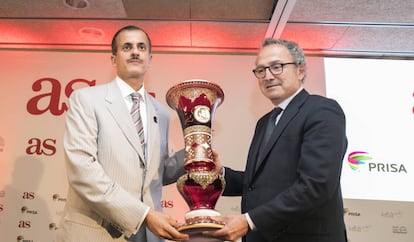 Khalid Thani A. Al Thani, consejero de PRISA y presidente de Ezdan Holding Group, y Manuel Polanco, presidente de PRISA, en el acto de presentacion de AS Arabia en la Ciudad del Futbol de Las Rozas.