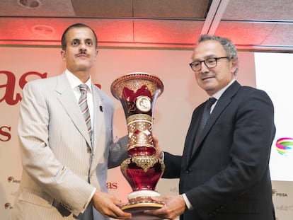 Khalid Thani A. Al Thani, consejero de PRISA y presidente de Ezdan Holding Group, y Manuel Polanco, presidente de PRISA, en el acto de presentacion de AS Arabia en la Ciudad del Futbol de Las Rozas.