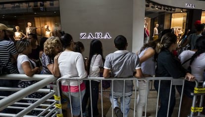 Venezolanos en cola frente a una tienda de Zara en Caracas el pasado julio