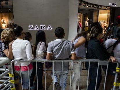 Venezuelanos fazem fila diante de loja da Zara em Caracas em julho.