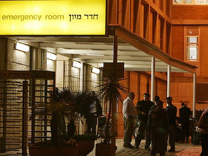 Guardaespaldas y políticos se concentran a las puertas del hospital donde fue ingresado Sharon ayer.