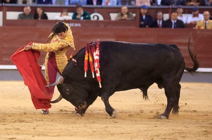 Isaac Fonseca, en un pase del pecho al sexto toro de la tarde.