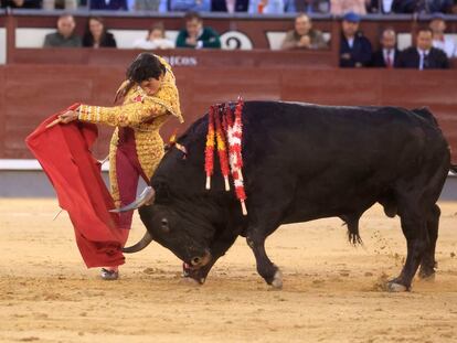 Isaac Fonseca, en un pase del pecho al sexto toro de la tarde.