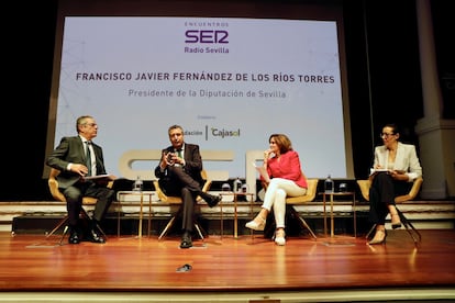 Los periodistas de Radio Sevilla Salomón Hachuel, Sonsoles Ferrín y Elena Carazo junto al secretario general del PSOE en Sevilla este lunes.