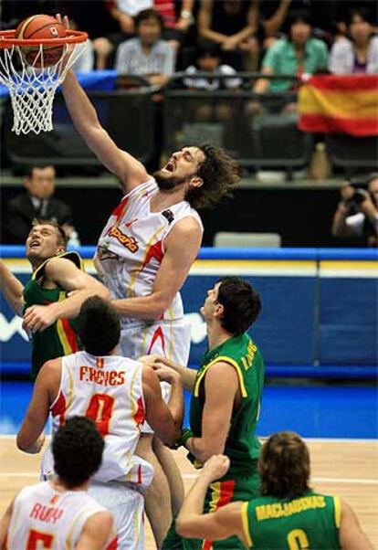 Gasol ejecuta un mate ante la mirada de Reyes, Rudy y tres jugadores lituanos.