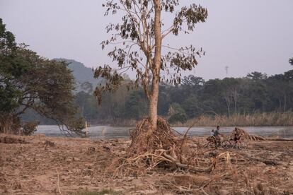 El cambio climático, acelerado por los países más contaminantes, contribuye al aumento del número y la intensificación de los huracanes. A ello se suma la existencia en Centroamérica, y especialmente en Guatemala, de numerosas hidroeléctricas, que han modificado el curso natural de los ríos, lo que agrava las consecuencias de estos fenómenos catastróficos.