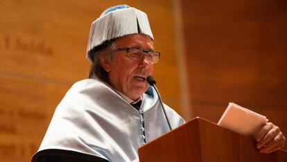 Serrat, tras ser investido doctor 'honoris causa' por la Universidad de Lleida.