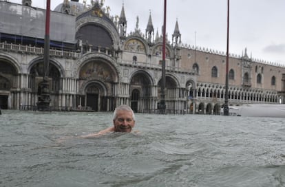 Un turista nada en la plaza de San Marcos, en el corazón de Venecia.