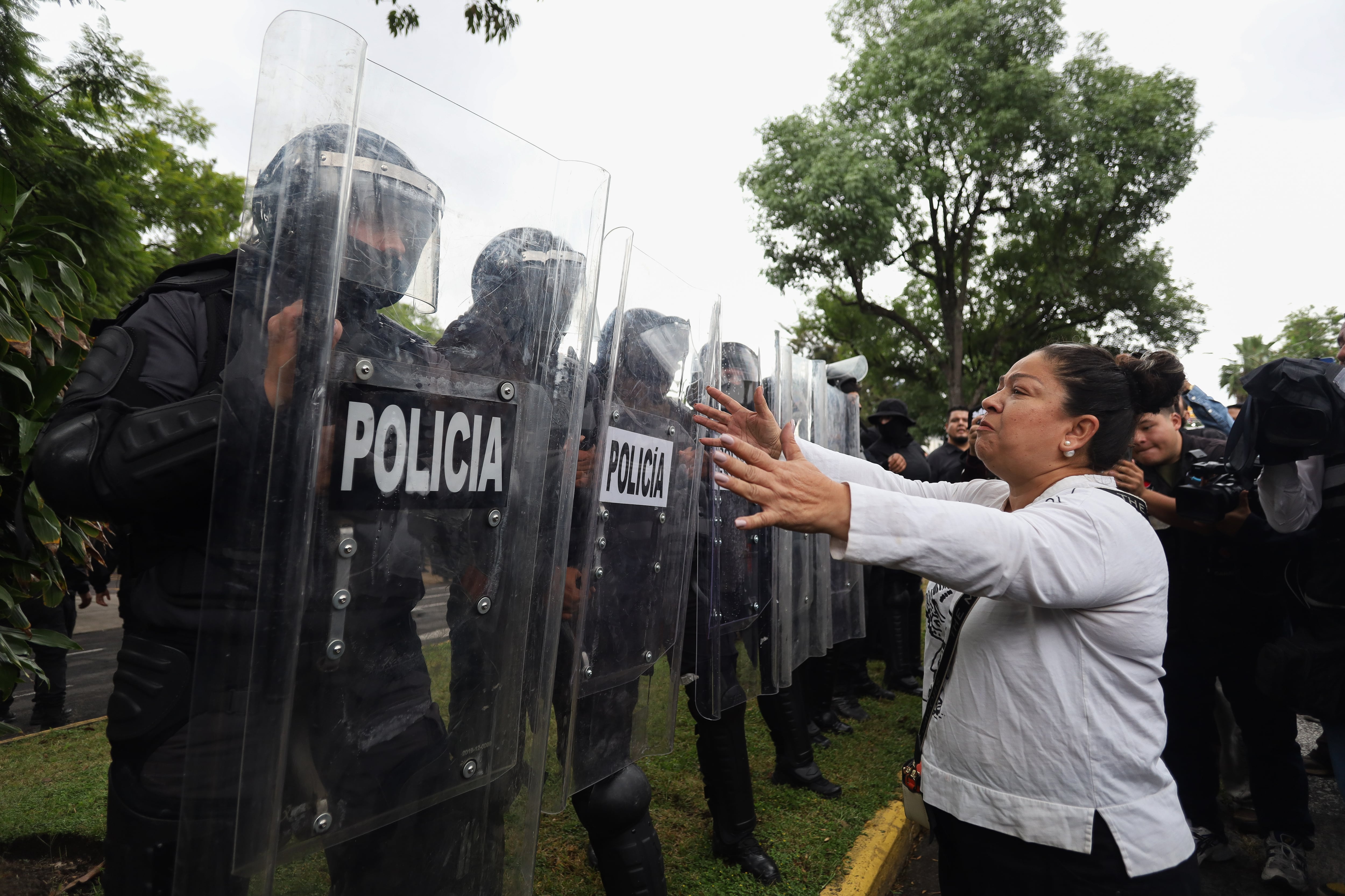 Protesta contra el agua sucia frente a Casa Jalisco, este domingo.