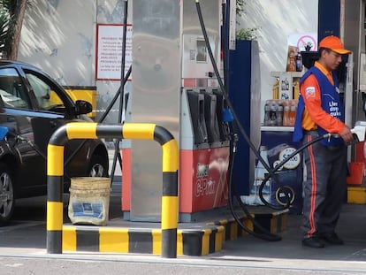 Un trabajador en una estación de gasolina en Quito (Ecuador).