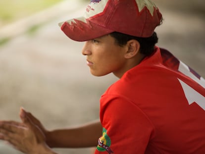 Joshuar Aceituno, en la cancha de fútbol de Villanueva. El fútbol le mantiene de momento lejos de las pandillas.