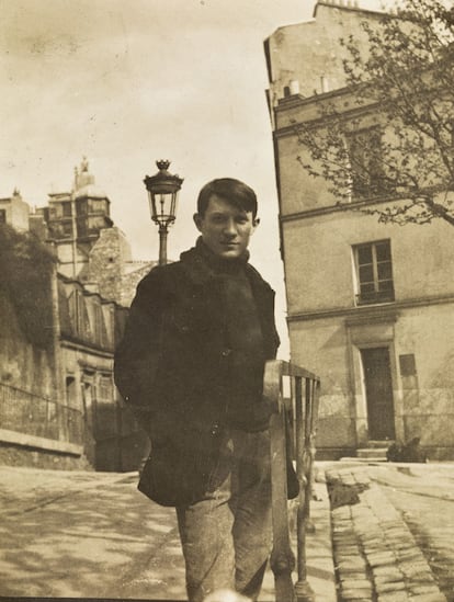 Pablo Picasso en Montmartre en 1904, en una imagen procedente de la colección del Musée Picasso de Paris.