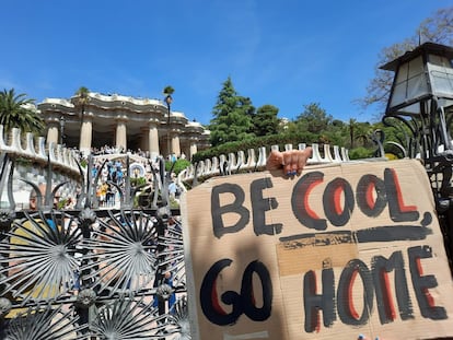 Manifestación contra la masificación turística en el Park Güell, este sábado al mediodía.