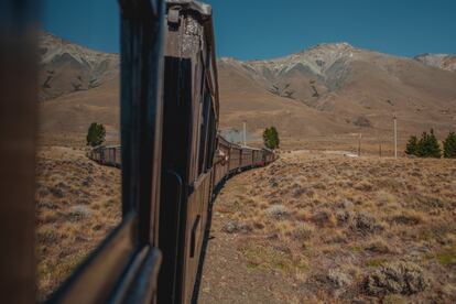 El Viejo Expreso Patagónico, conocido como La Tronchita, en un paisaje de Argentina.