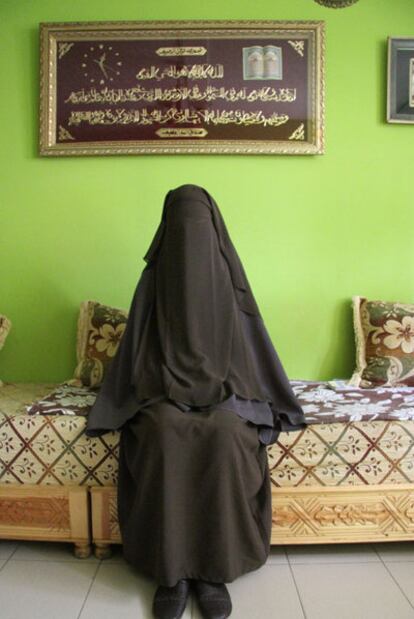 Chadia, de 15 años, en el salón de su casa en Melilla, en junio pasado.