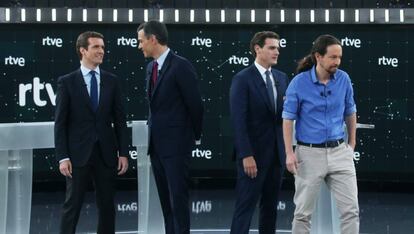 Los candidatos posan para los medios, antes de comenzar el debate.