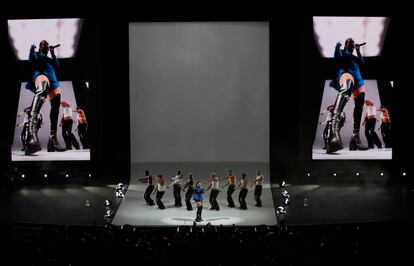 Sobre un escenario austero en el que las luces blancas eran el ornamento principal, Rosalía soltaba frases como: “Mi teoría es que México es Motomami”, a lo que los asistentes respondían coreando “Rosalía, hermana, ya eres mexicana”.
