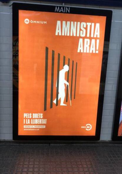 Uno de los carteles de la campaña de Òmnium en el Metro de Barcelona