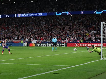 Carrasco ejecuta el penalti que detuvo Hradecki, en el partido entre el Atlético de Madrid y el Bayer Leverkusen en el Metropolitano este miércoles.