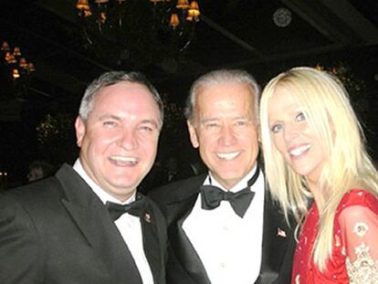 Los Salahi posan con Biden (centro), en una foto colgada en Facebook.