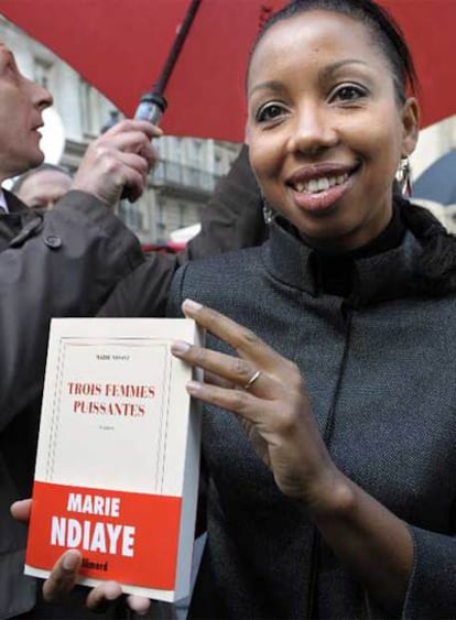 Marie NDiaye sostiene un ejemplar de la novela con la que ha ganado el premio Goncourt