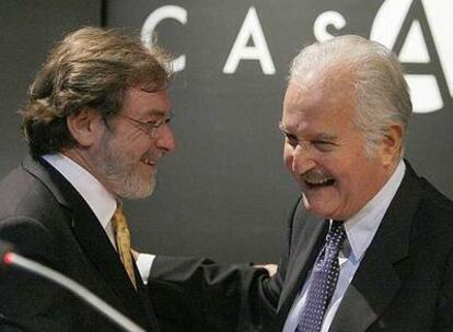 Carlos Fuentes (a la derecha) y Juan Luis Cebrián, ayer en la Casa de América de Madrid.