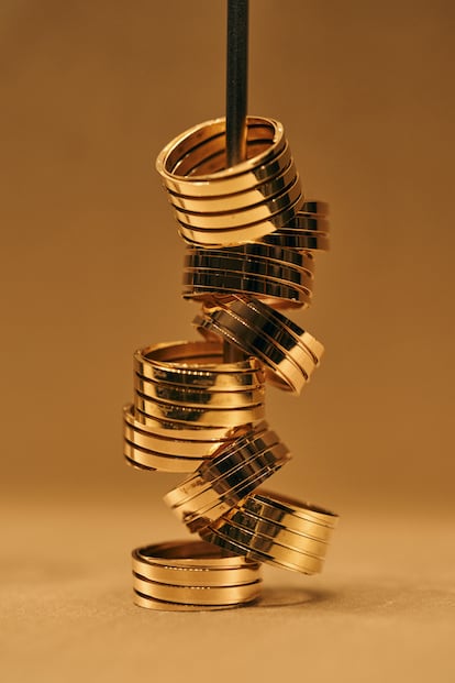Detalle de anillos de oro amarillo de la casa italiana.