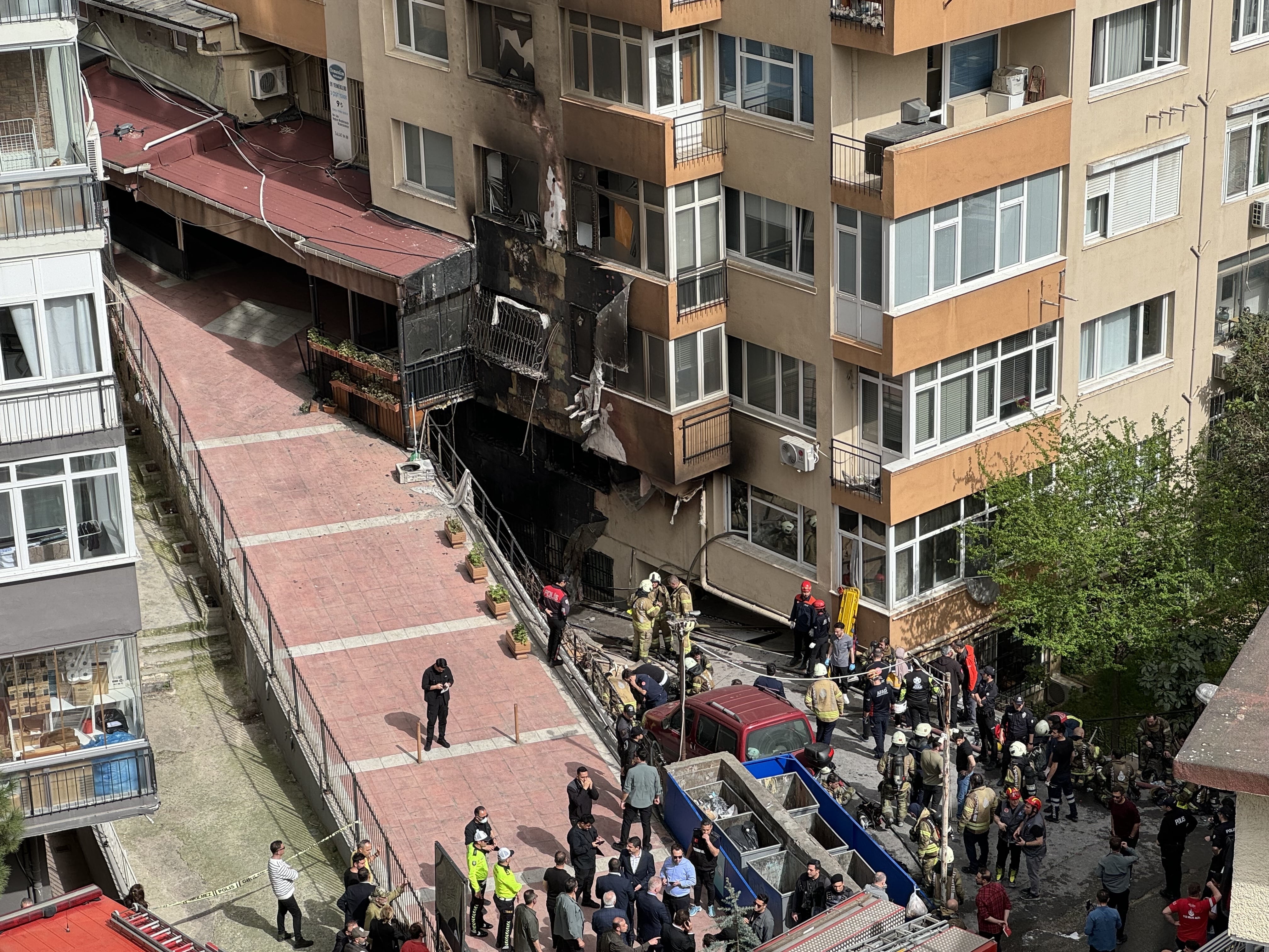 Las autoridades trabajan en el edificio de 16 plantas incendiado durante las obras de la discoteca situada en los bajos del inmueble, este martes en en el barrio de Gayrettepe (Estambul).