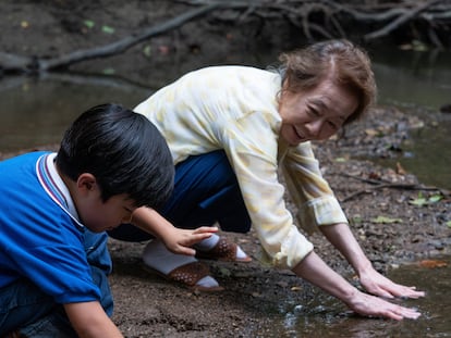 Youn Yuh-jung junto al niño Alan Kim, en una imagen de 'Minari'.