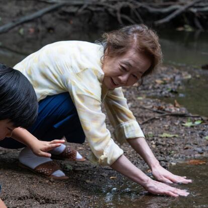 Youn Yuh-jung junto al joven Alan Kim en una escena de 'Minari'.