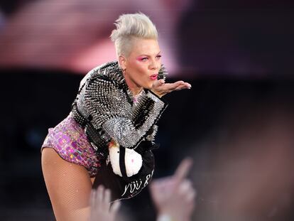 La cantante Pink, en un concierto de su gira Summer Carnival 2023 en el Estadio Olímpico de Berlín, el 28 de junio de 2023.