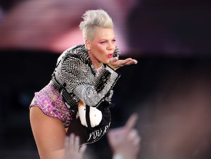 La cantante Pink, en un concierto de su gira Summer Carnival 2023 en el Estadio Olímpico de Berlín, el 28 de junio de 2023.
