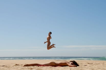 Dos mujeres en una playa nudista.