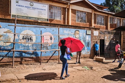 Una mujer pasa frente al centro de salud de Kibera, en Nairobi, que gestiona la ONG Amref, el pasado 10 de junio.