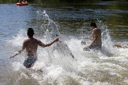 Bañistas en la playa del río Alberche.