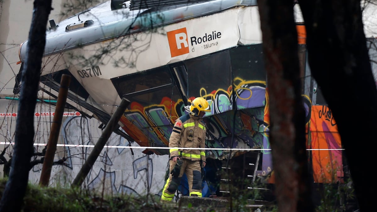 El maquinista fallecido en el accidente de Rodalies era un conductor sevillano de 28 años en prácticas | Renfe Adif levanta el límite de 160 km/h en la línea de alta velocidad entre Madrid y Barcelona y la mantiene solo en cuatro tramos a 230 km/h | Puente afirma que las listas de fallecidos y desaparecidos en Adamuz solo difieren en una persona