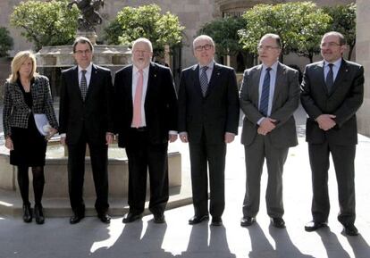 Artur Mas, en el centro, acompañado de la vicepresidenta Joana Ortega y los presidentes de las cuatro diputaciones.
