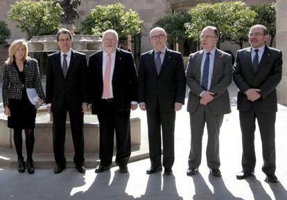 Artur Mas, en el centro, acompa&ntilde;ado de la vicepresidenta Joana Ortega y los presidentes de las cuatro diputaciones.