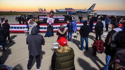 Trump realiza ato de campanha no aeroporto de Minnesota.