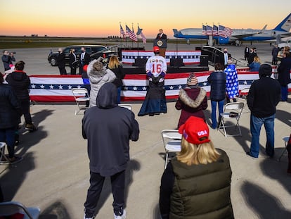 Trump realiza ato de campanha no aeroporto de Minnesota.