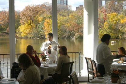 Entre la infinidad de rincones románticos que tiene la ciudad de Nueva York para declararse, la Loeb Boat House de Central Park es una gran opción: se puede alquilar un bote para dos, una góndola o declararse cenando en la terraza junto al lago.