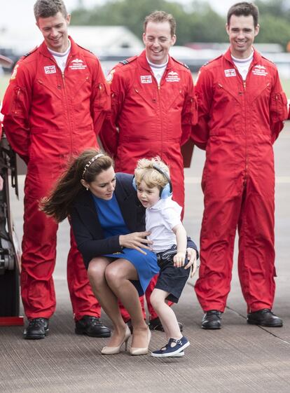 La duquesa de Cambridge junto a su hijo, el príncipe Jorge, durante su visita a la famosa exhibición aérea militar Royal International Air Tattoo, en Fairford (Inglaterra).