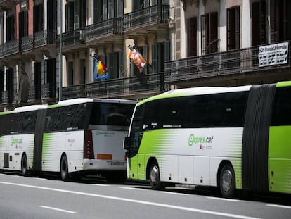 Aglomeració d'autobusos a la ronda Universitat de Barcelona.